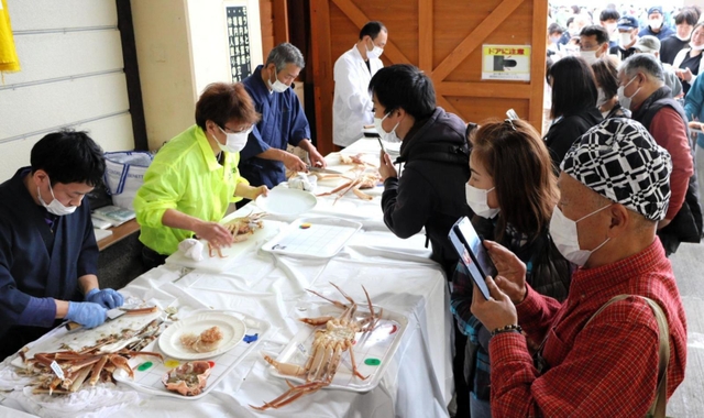 かにソムリエがその場でカニをさばくコーナー＝浜坂漁港