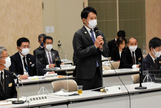 但馬５市町の首長らと意見を交わす斎藤元彦知事（中央）＝但馬空港ターミナル