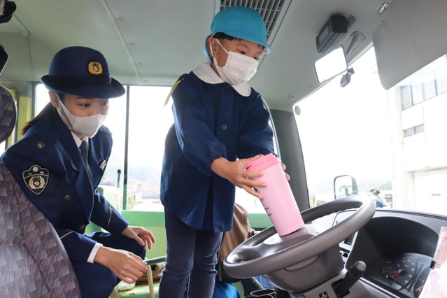 水筒を使ってクラクションを鳴らす訓練に参加する園児＝新温泉町戸田