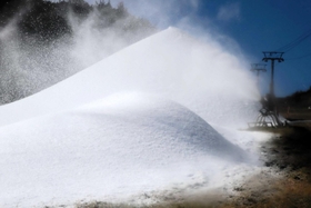 ゲレンデに積もった人工雪＝ハチ北高原スキー場