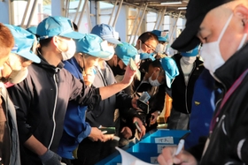 松葉ガニを買い求める仲買人ら＝柴山港