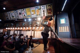 出石永楽館で上演された「みみをすます（谷川俊太郎同名詩より）」の一場面（photo by bozzo）