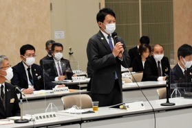 但馬５市町の首長らと意見を交わす斎藤元彦知事（中央）＝但馬空港ターミナル