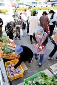 地域住民でにぎわった野菜の即売会＝豊岡市立野町