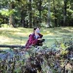 朝一番に園内の山野草を撮影する井上鈴奈さん＝高原植物園