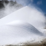 ゲレンデに積もった人工雪＝ハチ北高原スキー場