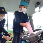水筒を使ってクラクションを鳴らす訓練に参加する園児＝新温泉町戸田