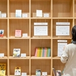 参加者が持ち寄った小説や絵本＝ＪＲ香住駅（ヒコベエ提供）