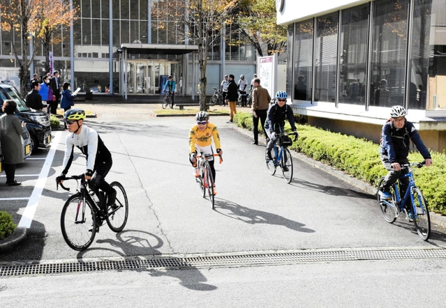 観光スポットを回る「自転車でＧＯ！」。自転車での移動ならではの景色を楽しんでいた＝朝来市新井