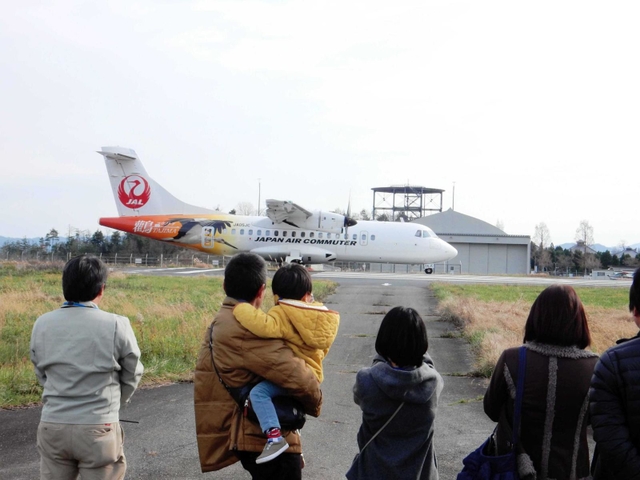 豊岡市が、無料航空券の配布先を広げて利用を促すことになった但馬空港（但馬空港ターミナル提供）