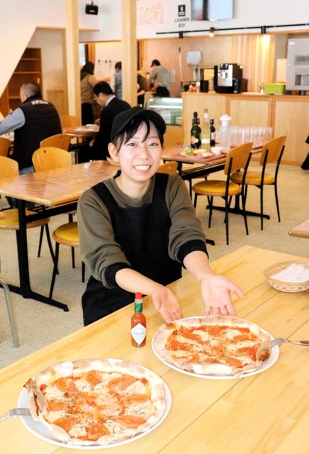 ハチ高原で通年営業のピザレストランを開業させる「山のレストランシーズ」の田渕いずみ店長＝養父市丹戸