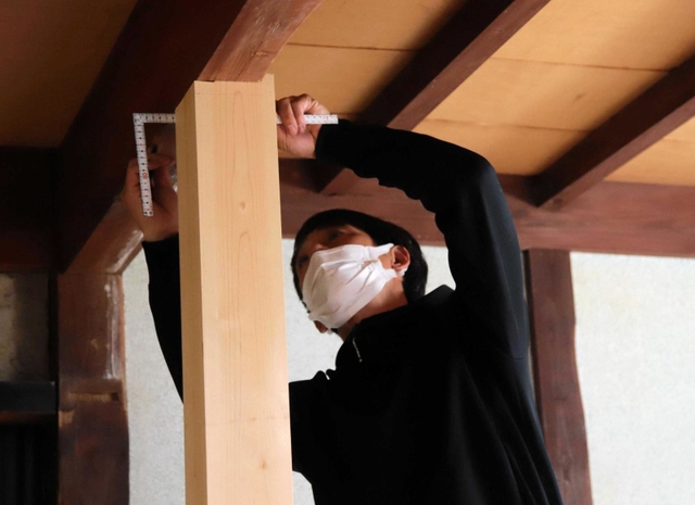 柱を補強する西谷友さん＝香美町村岡区大笹