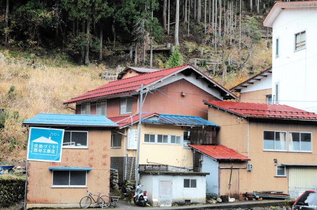 改修中の自宅の外観＝香美町村岡区大笹