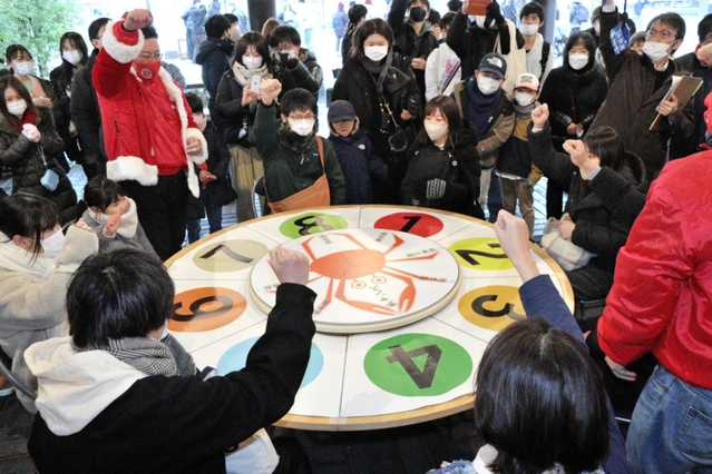 豪華賞品をかけてルーレットに参加する観光客ら＝豊岡市城崎町湯島