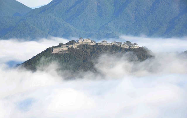雲海に包まれた竹田城跡＝朝来市和田山町竹田（２０２２年１０月撮影）