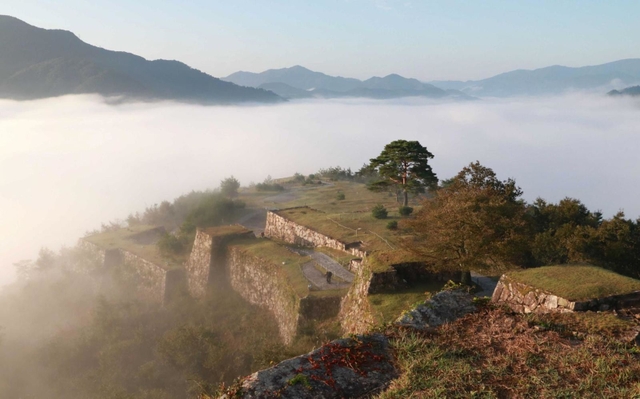 竹田城跡を包んだ雲海＝朝来市和田山町竹田（２０２０年１０月撮影）