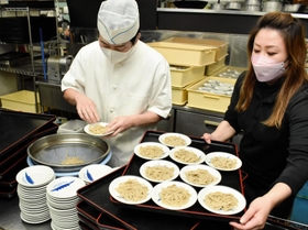 皿にそばを盛るそば店主ら＝豊岡市出石町内町