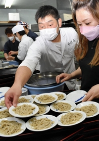 皿にそばを盛るそば店主ら＝豊岡市出石町内町