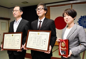 感謝状を受けた（右から）植村統子さんと素直さん、永島宏さん＝豊岡市消防本部