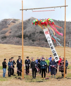 地元の観光業者らが参加した冬山開き＝養父市大久保