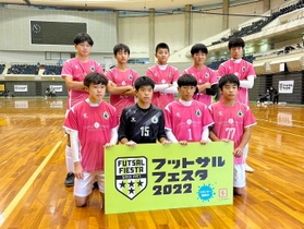１２月の「フットサルフェスタ２０２２」に出場した但馬南ＳＳのメンバー＝神戸市内（但馬南ＳＳ提供）
