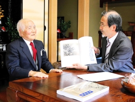 斎藤畸庵について語り合う関茂昭さん（左）と藪田貫県立歴史博物館長＝豊岡市清冷寺