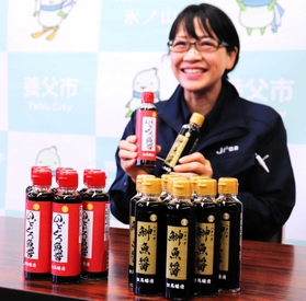 日の出ホールディングス食品カンパニー但馬醸造所と但馬漁協が開発した「のどぐろ魚醤」（左）。右は同シリーズのハタハタを使った魚醤＝養父市役所