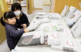 テーマごとに好きなものを選ぶ「としょかん福袋」＝豊岡市京町