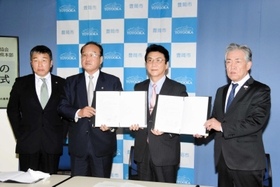 協定書を手にする（右から）南村忠敬全日本不動産協会県本部長、関貫久仁郎市長、柴田茂德県宅地建物取引業協会会長＝県庁