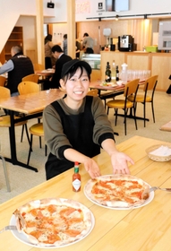 ハチ高原で通年営業のピザレストランを開業させる「山のレストランシーズ」の田渕いずみ店長＝養父市丹戸