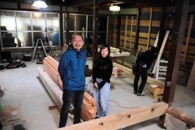 元簡易旅館を改修中の村田行信さん、愛美さん夫妻＝香美町村岡区大笹