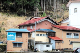 改修中の自宅の外観＝香美町村岡区大笹