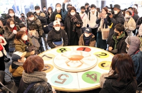 豪華賞品をかけてルーレットに参加する観光客ら＝豊岡市城崎町湯島