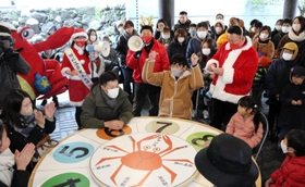 豪華賞品をかけてルーレットに参加する観光客ら＝豊岡市城崎町湯島