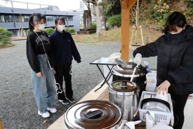 口コミで昼食の試験販売に訪れた学生ら＝豊岡市山王町