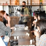 酒蔵「竹泉」で日本酒を試飲するモニターツアーの参加者たち＝朝来市山東町矢名瀬町