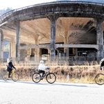 神子畑選鉱場跡を見学後、次の目的地に向かう一行＝朝来市佐嚢