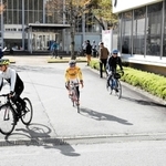 観光スポットを回る「自転車でＧＯ！」。自転車での移動ならではの景色を楽しんでいた＝朝来市新井