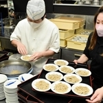 皿にそばを盛るそば店主ら＝豊岡市出石町内町