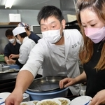 皿にそばを盛るそば店主ら＝豊岡市出石町内町