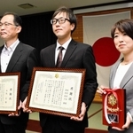 感謝状を受けた（右から）植村統子さんと素直さん、永島宏さん＝豊岡市消防本部