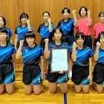県総体卓球女子団体で優勝した村岡中卓球部のメンバーら＝村岡中（同校提供）