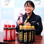 日の出ホールディングス食品カンパニー但馬醸造所と但馬漁協が開発した「のどぐろ魚醤」（左）。右は同シリーズのハタハタを使った魚醤＝養父市役所