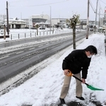 雪かきをする住民＝豊岡市大手町