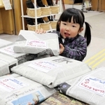 テーマごとに好きなものを選ぶ「としょかん福袋」＝豊岡市京町