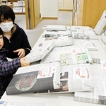 テーマごとに好きなものを選ぶ「としょかん福袋」＝豊岡市京町