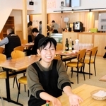 ハチ高原で通年営業のピザレストランを開業させる「山のレストランシーズ」の田渕いずみ店長＝養父市丹戸