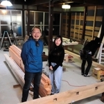 元簡易旅館を改修中の村田行信さん、愛美さん夫妻＝香美町村岡区大笹