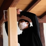 柱を補強する西谷友さん＝香美町村岡区大笹