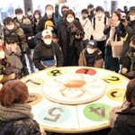 豪華賞品をかけてルーレットに参加する観光客ら＝豊岡市城崎町湯島